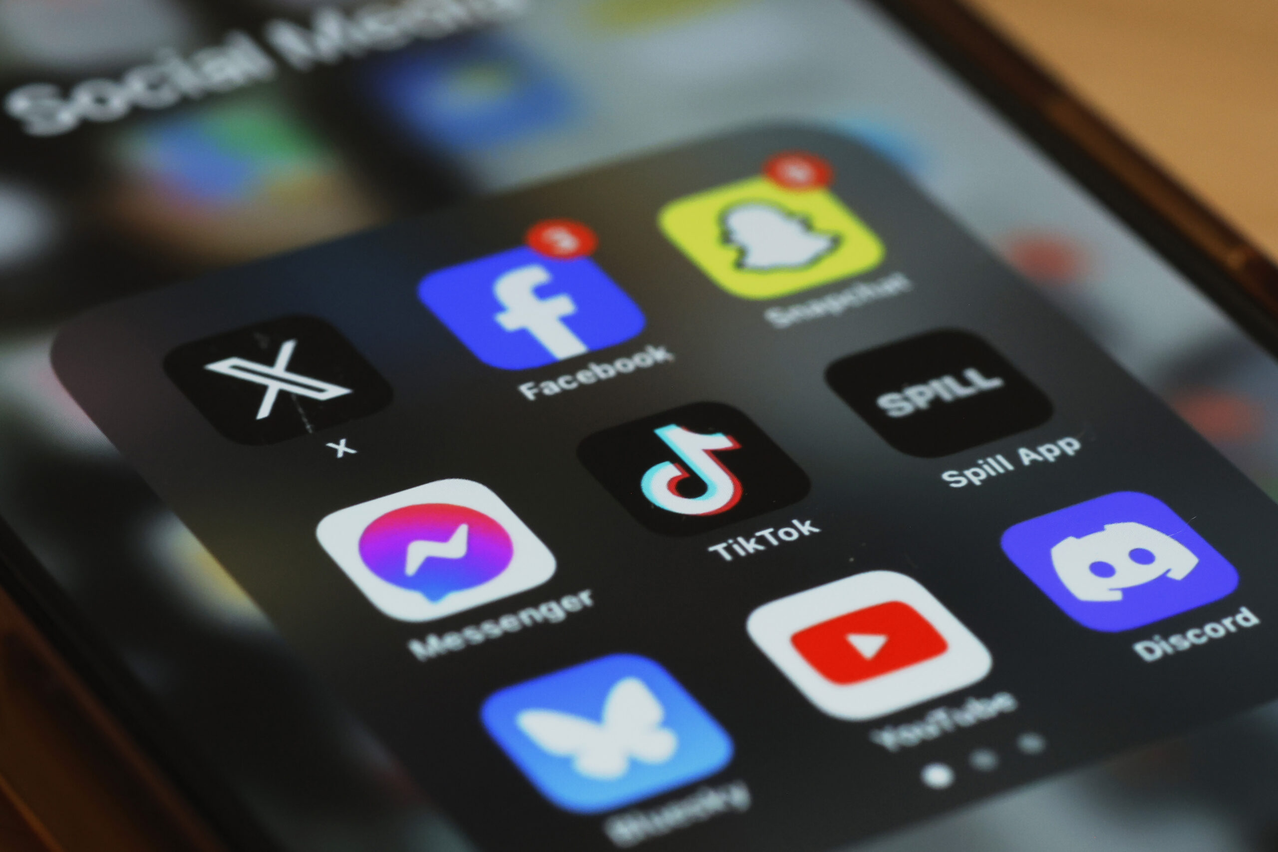 UK Social Media Ban Sparks Tech Giant Outcry – Teen Safety Debate Intensifies