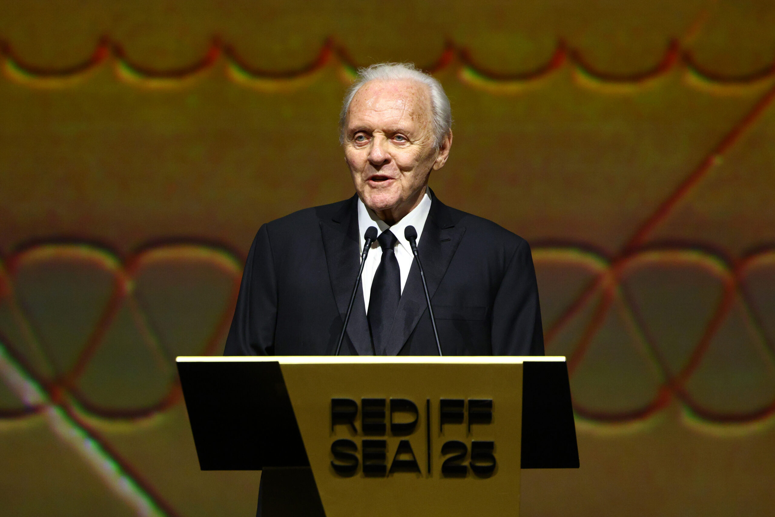 Anthony Hopkins Signs Record Deal – Decca Classics to Release New Album